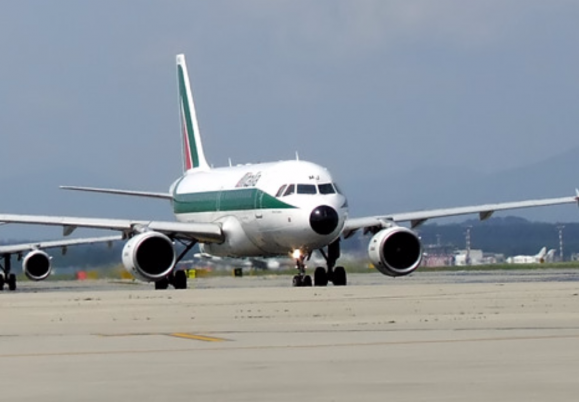 Alitalia slides into administration