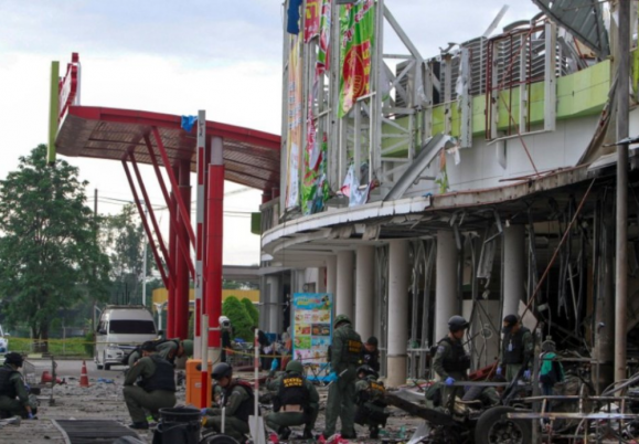 Thai Authorities Hunt 10 Over Bomb That Injured 60: Military